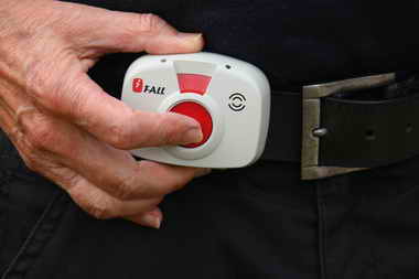 iFall, der mobile Notruf mit Fallsensor, wird in Hüfthöhe getragen